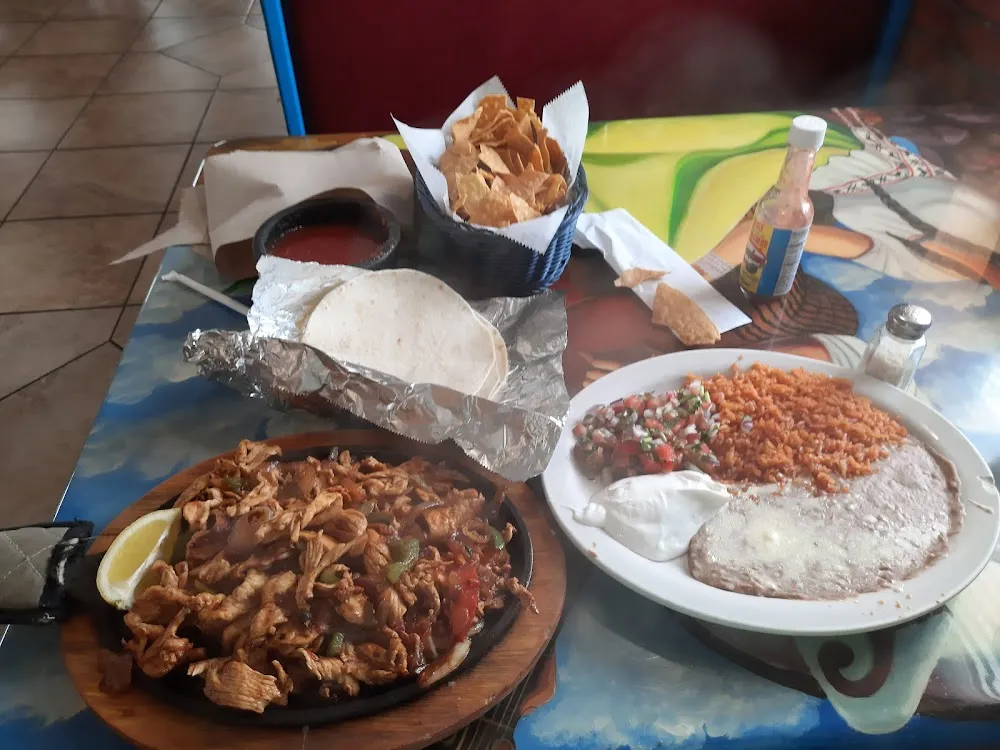 Lunch Chicken Fajita with Chips and Salsa